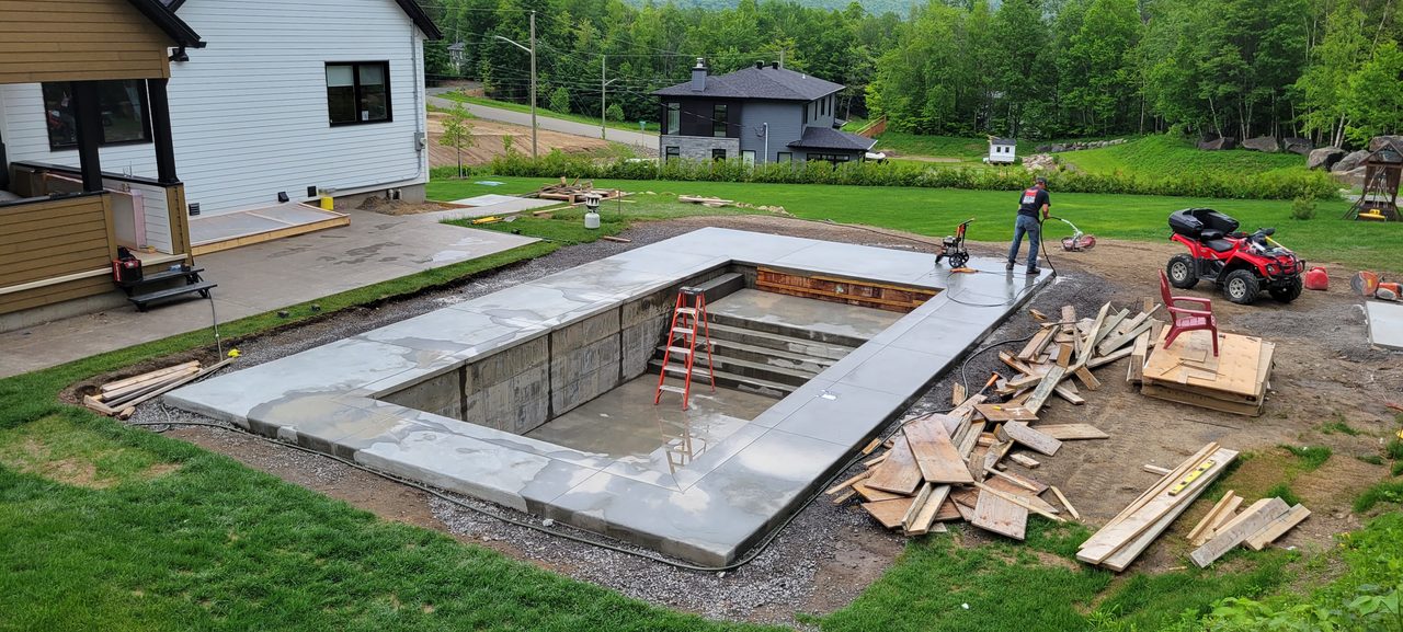 Dalle de béton sciée pour piscine creusée — aménagement extérieur