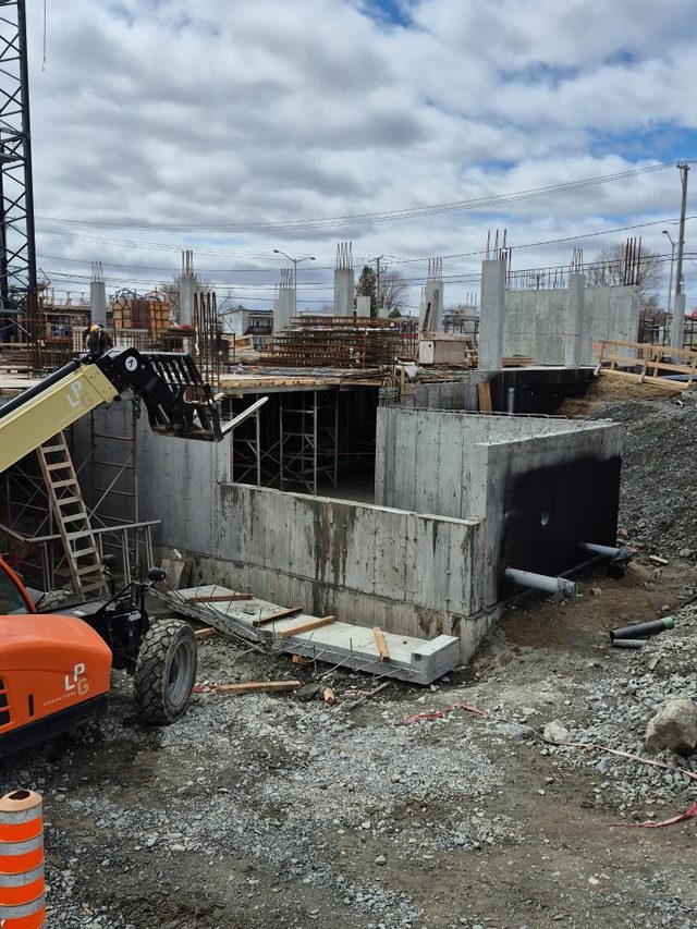 Fondations en béton avec ouvertures sciées sur grand chantier de construction