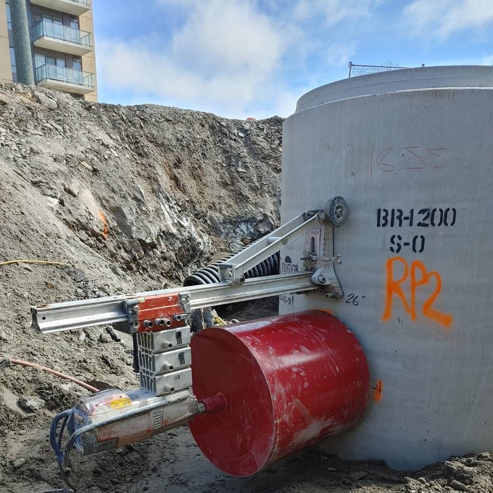 Opération de percement du béton sur chantier avec foreuse diamant